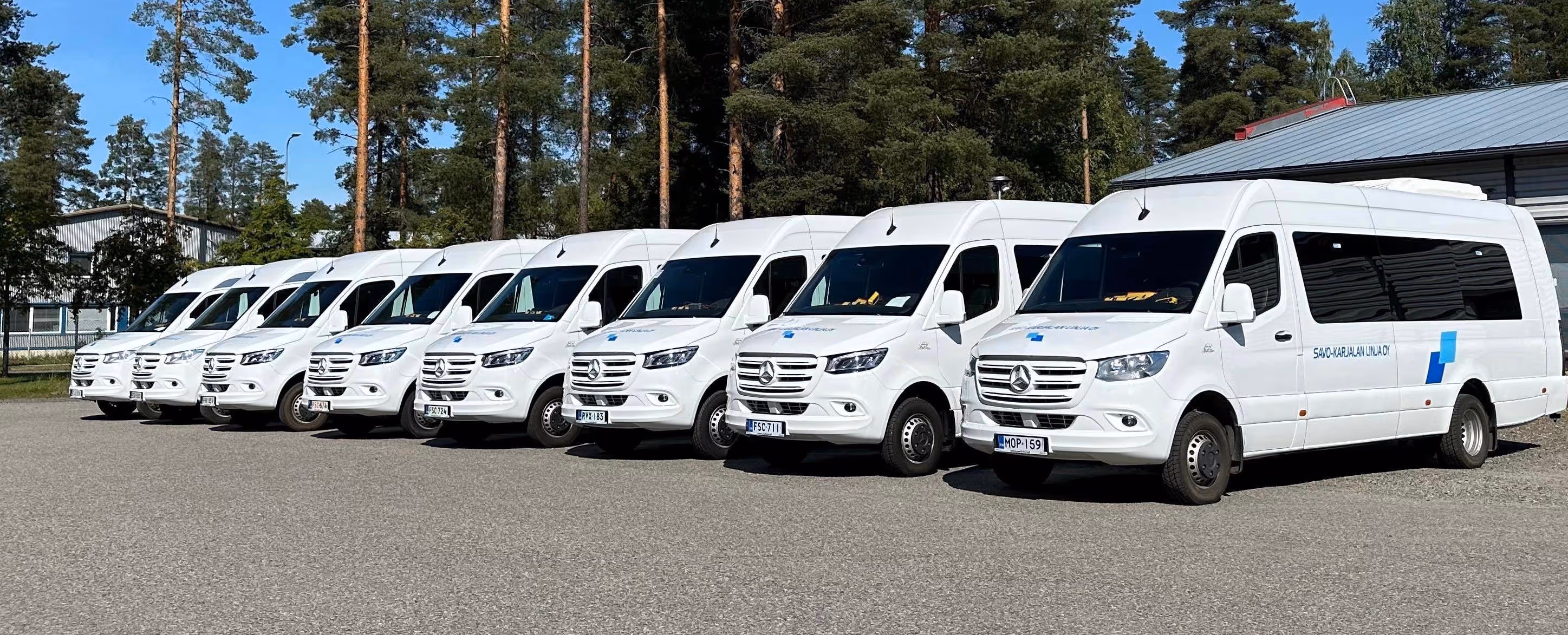 Busseja rivissä parkkipaikalla