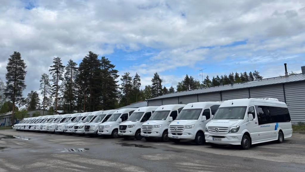 Kuva busseista parkkipaikalla